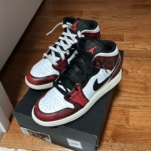 Jordan 1 mid 5.5 y used